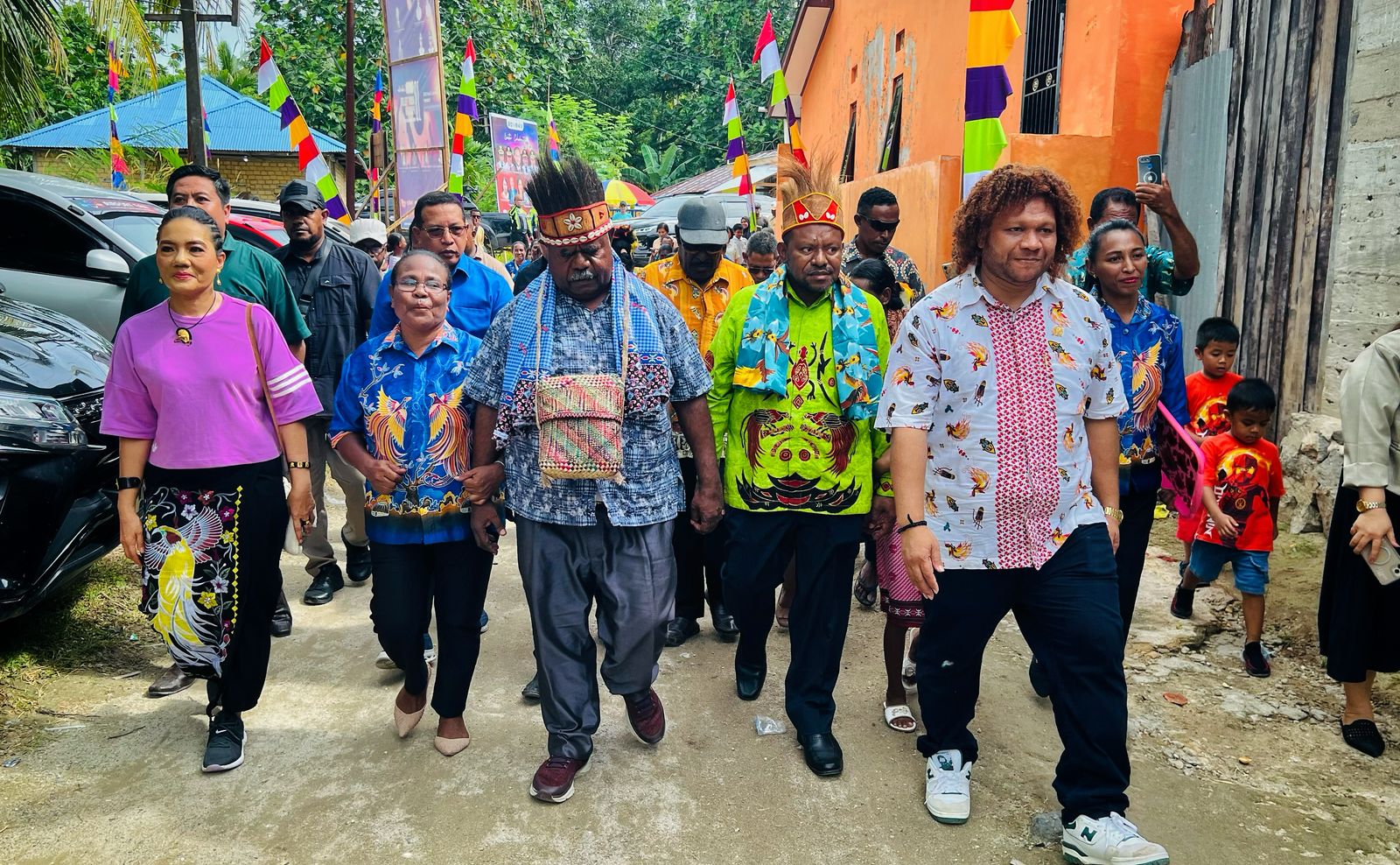 Papua Barat Daya menjadi provinsi pertama di Indonesia yang memecahkan Rekor dunia Museum Rekor Dunia Indonesia (MURI) dalam kategori pembagian telur Paskah terbanyak, yakni 10.000 telur Paskah. Piagam rekor MURI diterima oleh Paul Finsen Mayor Anggota DPD RI/MPR RI selaku pemrakarsa acara, kemudian Elisa Kambu sebagai Gubernur Provinsi Papua Barat Daya dan wakilnya Ahmad Nausrau, serta Engelin Yolanda Kardinal sebagai Pemerhati Sosial dan Pendeta Louis Wayoi, Ketua PHMJ GKI Sion Malaingkedi.
Proses penyerahan berlangsung di Pantai Nazareth, Sorong, Papua Barat Daya, Senin (21/4/2025). Dan disaksikan ribuan warga serta anak-anak sekolah Minggu dari berbagai gereja se-Kota Sorong yang sebelumnya menggelar ibadah paskah.
Paul Finsen Mayor mengatakan, kegiatan tersebut merupakan rangkaian Peringatan Paskah tahun 2025, selain ibadah Paskah Konser Kebangkitan Rohani (KKR).
"Dari berbagai daerah di Indonesia, saya bangga karena rekor pembagian 10.000 telur Paskah bisa kita pecahkan di Sorong. Dan ini sejarah pertama sebagai provinsi dengan kepemimpinan baru," ucap PFM sapaan singkatan namanya.
Menurutnya, acara pemecahan Rekor MURI sebagai awal kegiatan atau event nasional di provinsi Papua Barat Daya, agar supaya masyarakat Indonesia dan dunia semakin mengenal tanah Papua, khususnya daerah ini.
"Mulai tahun ini saya akan datangkan banyak kegiatan kesini (Kota Sorong). Saya akan lakukan banyak hal positif bagi anak muda. Langkah ini sebagai upaya untuk bersama-sama dan berkolaborasi membangun provinsi yang masih baru ini," lanjutnya.
Dalam sambutannya, PFM sampaikan terima kasih kepada Elisa Kambu, Gubernur Provinsi Papua Barat Daya, Ahmad Nausrau, Wakil Gubernur Papua Barat Daya, Septinus Lobat, Walikota Sorong, Anshar Karim, Wakil Walikota Sorong, Ketua Klasis GKI Kota Sorong, Pdt. Jeane Fonataba Haurisa, S.Th., M.Si., juga Pdt Louis Wayoi, Ketua PHMJ GKI Sion Malaingkedi, pihak SMK Papua Bangkit, para panitia dan sponsor yang menyukseskan acara.
"Saya juga ucapkan terima kasih kepada Ibu Engelin Yolanda Kardinal, yang juga berperan besar dalam menggerakkan acara spektakuler yang masuk Rekor MURI ini. Beliau juga anak Sorong yang sama-sama ingin berbakti untuk tanah dan masyarakat di sini," ujar dia.
Tidak lupa, Ketua Dewan Adat Wilayah III Doberay itu berterima kasih kepada beberapa tokoh nasional yang memberikan dukungan, antara lain Ketua DPD RI Sultan Baktiar Najamudin, Menko Bidang Polkam Budi Gunawan, Menko Bidang Pembangunan Manusia dan Kebudayaan RI, Pratikno, Menpora Dito Ariotedjo, Wamen Pemberdayaan Perempuan dan Anak (PPA) Veronica Tan, anggota DPR RI Kris Dayanti dan Senior Advisor City Councel Netherlands - Numegen, George Edwin.
Sementara itu Gubernur Papua Barat Daya, Elisa Kambu, mengapresiasi anak muda Papua, Senator Paul Finsen Mayor yang telah berkomitmen memperjuangkan Papua Barat Daya menjadi maju.
"Kami punya mimpi dan semangat yang sama untuk bangun Papua dan negeri ini, namun kemampuan kami di daerah terbatas. Makanya, saya minta dukungan masyarakat di Papua maupun yang ada di Jakarta, untuk menuju Papua Barat Daya yang maju, mandiri dan sejahtera berbasis muatan lokal yang berkelanjutan di atas tanah Papua," tegasnya.
Lanjut dia, kemajuan Papua tergantung dari diri sendiri. Karena itu, Elisa Kambu mengajak masyarakat bersatu dan menciptakan kondisi yang aman. "Kami di Pemprov Papua Barat Daya masih harus kerjakan banyak hal. Tantangan selanjutnya adalah persiapkan generasi muda Papua yang sehat, cerdas dan produktif. Hal ini hanya bisa dilakukan dengan persatuan kita," papar dia.
Wakil Direktur MURI, Osmar Semesta Susilo yang menyerahkan piagam rekor mengatakan bahwa pembagian telur Paskah yang diprakarsai Senator Paul Finsen Mayor bersama GKI Klasis Sorong, bukan hanya sebagai rekor Indonesia tetapi juga rekor dunia.
"Kami sudah melihat dan meneliti dimana GKI Klasis Sorong bersama Pak Paul Finsen Mayor membagikan 10.299 telur paskah. Ini bukan sebagai rekor Indonesia saja tetapi menjadi rekor dunia," kata Osmar.